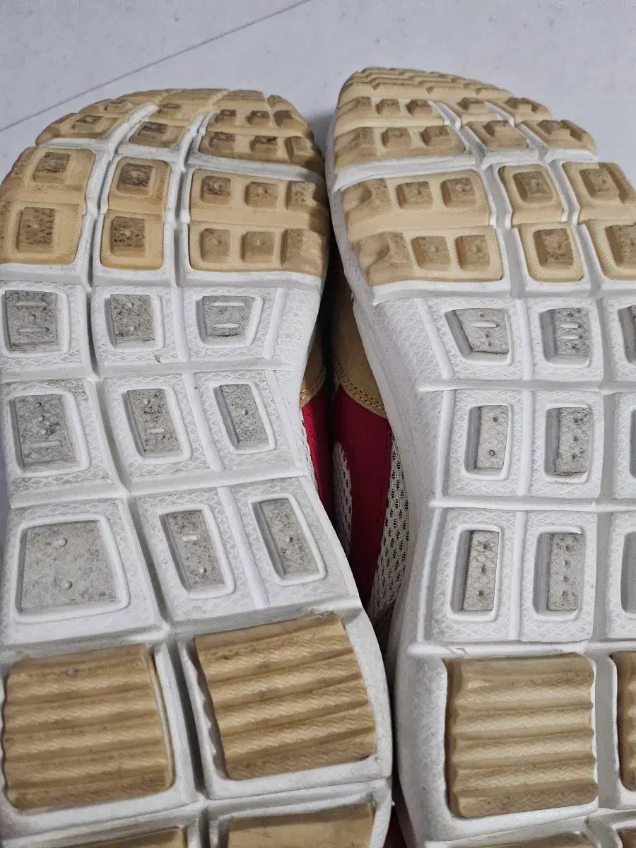  ナイキ スニーカー ベージュ|レッド スニーカー 靴