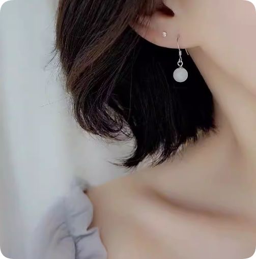 シルバーのフック式ピアス マットな球体の装飾が特徴