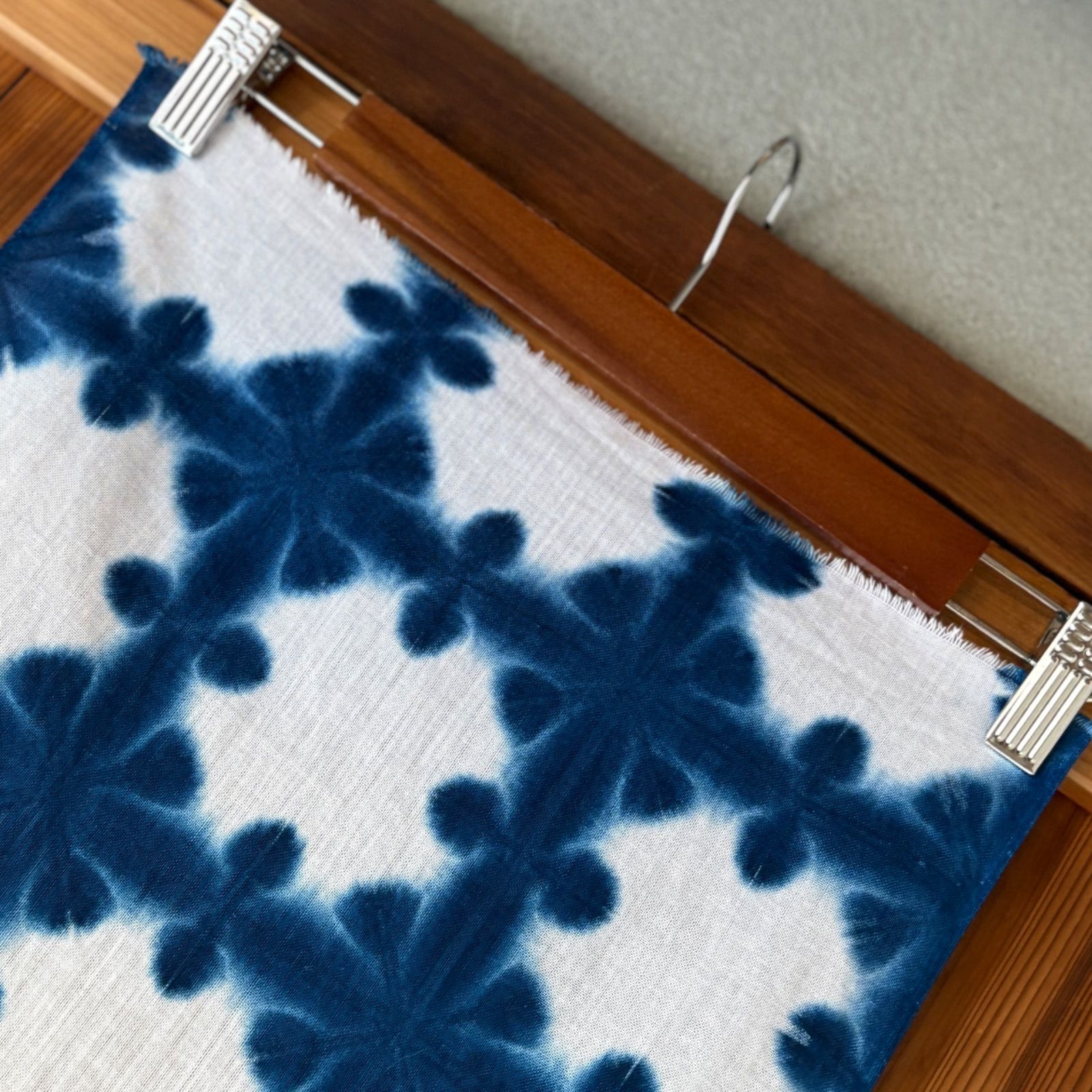 s153 【sato】 【濃染加工】 藍染 手ぬぐい 四角形の 雪花絞り 北欧柄