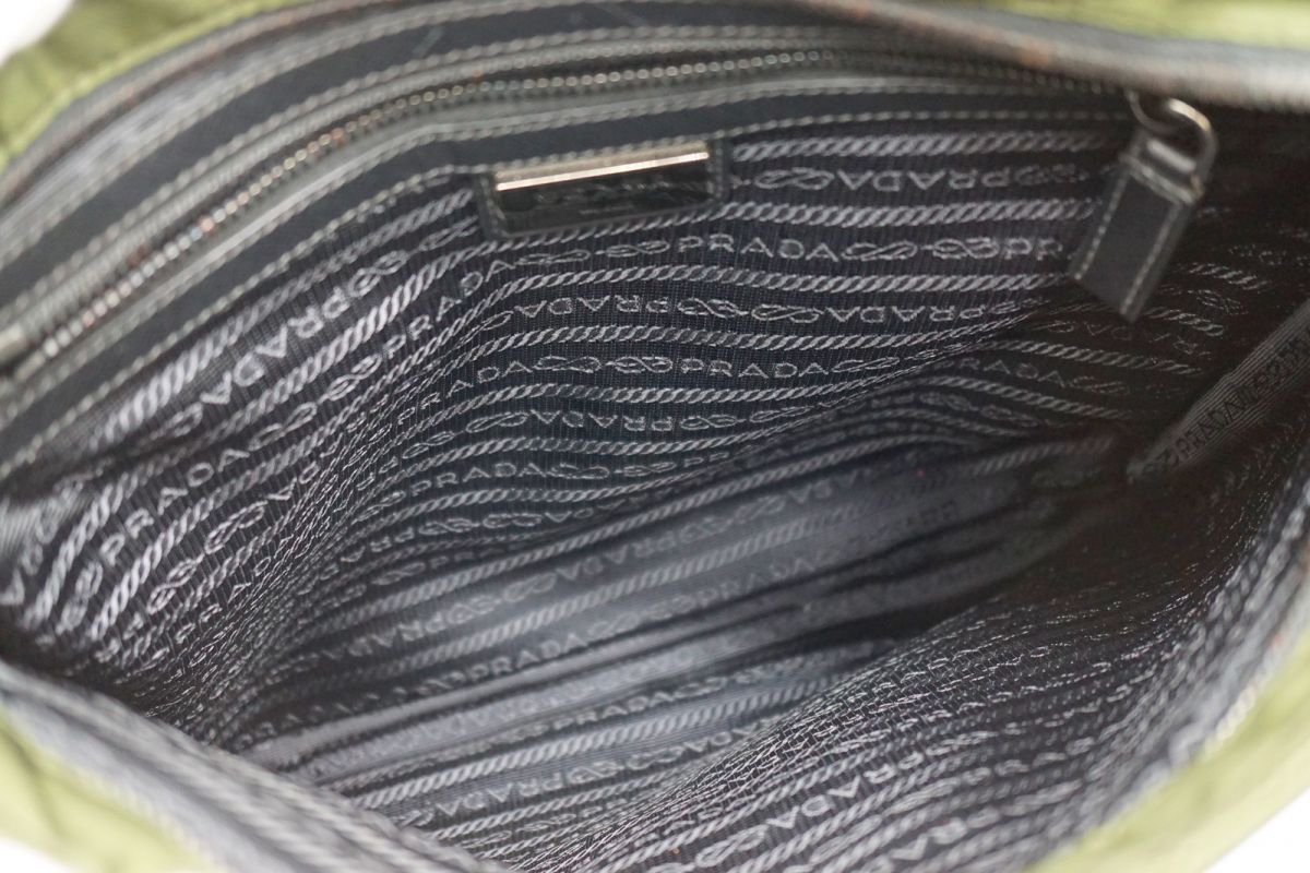 プラダ ショルダーバッグ メッセンジャー 三角ロゴプレート 軽量