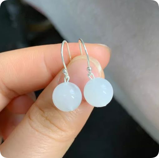 シルバー925製のフックタイプピアス ホワイトジェイドの球体デザイン