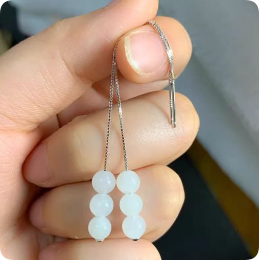 ホワイトビーズのスティック型ピアス カジュアルスタイルに最適
