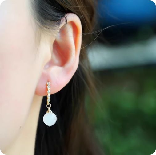 シンプルでエレガントなゴールドメッキのイヤリング 天然石のドロップデザインが特徴