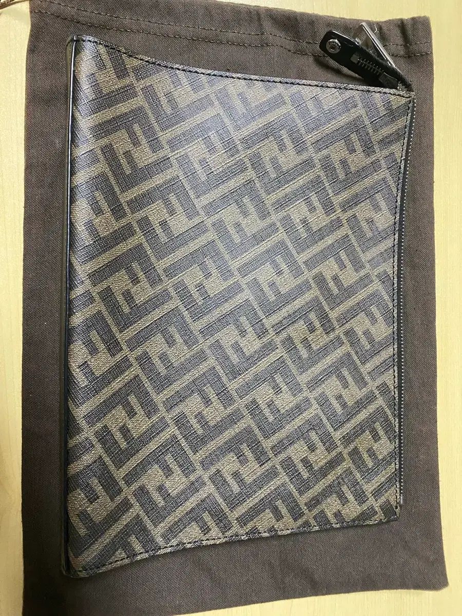 FENDI フェンディ FF ロゴ クラッチバッグ