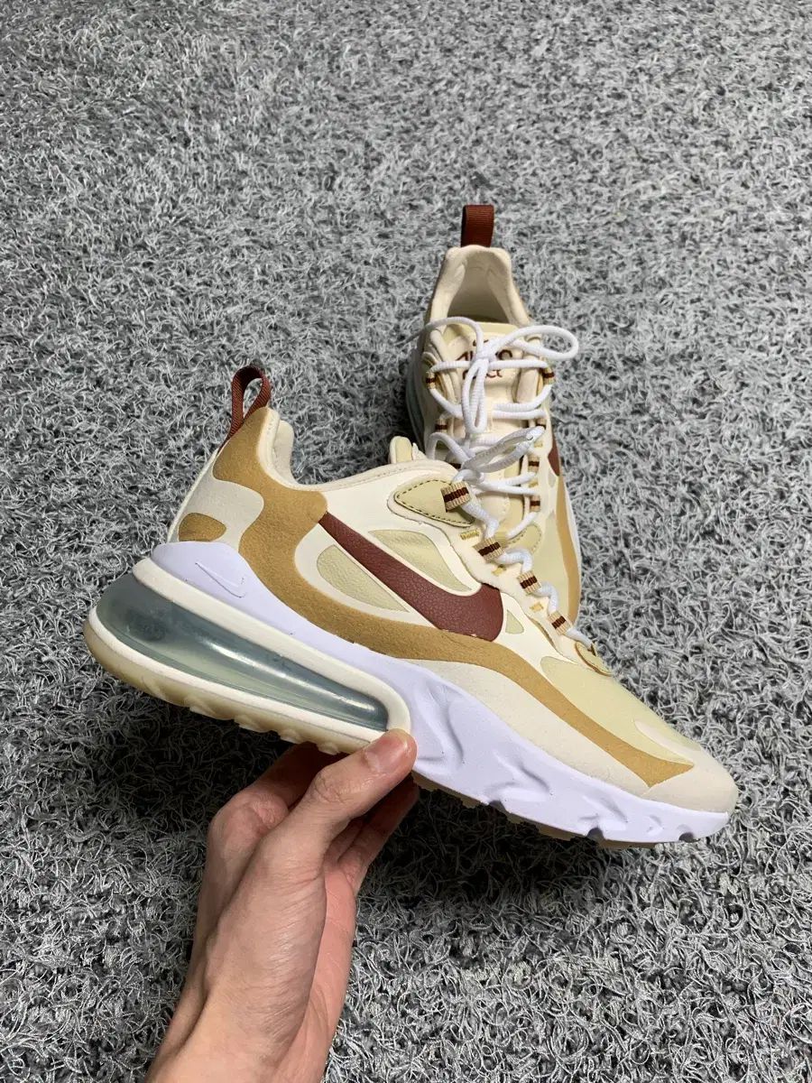 235 ナイキ エアマックス 270 リアクト チーム GOLD シナモン