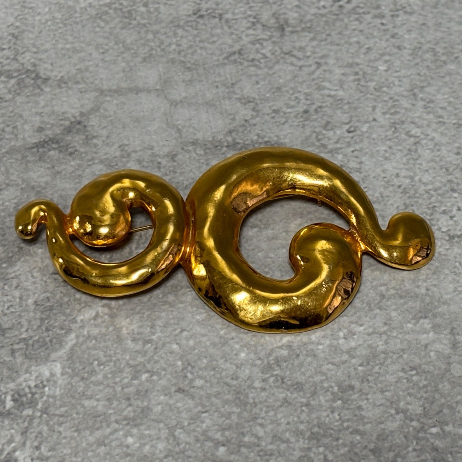 Yves Saint Laurent YSL イヴサンローラン ロゴ デザイン ブローチ ゴールド GP レディース ヴィンテージ アクセサリー