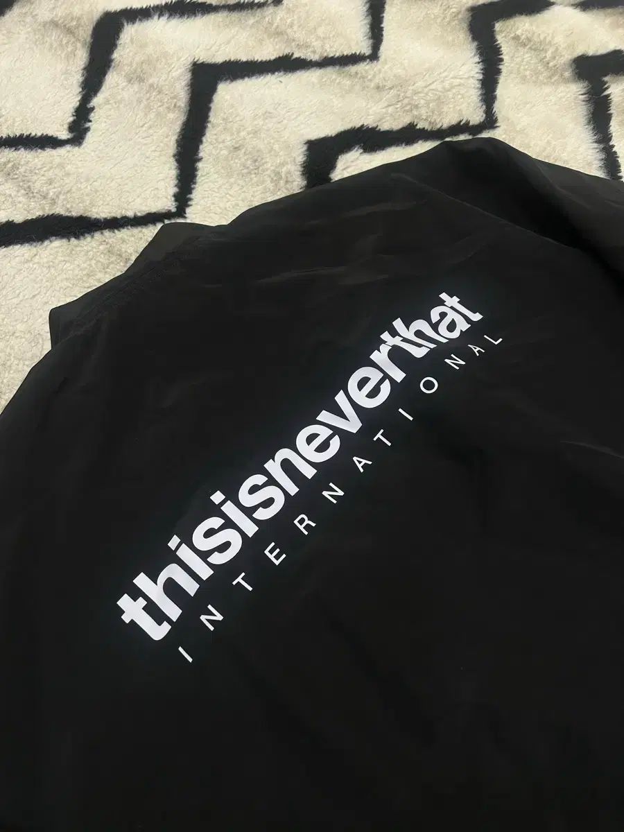 L ディスイズネバーザット オーバーサイズ チーム ジャケット|ブラック