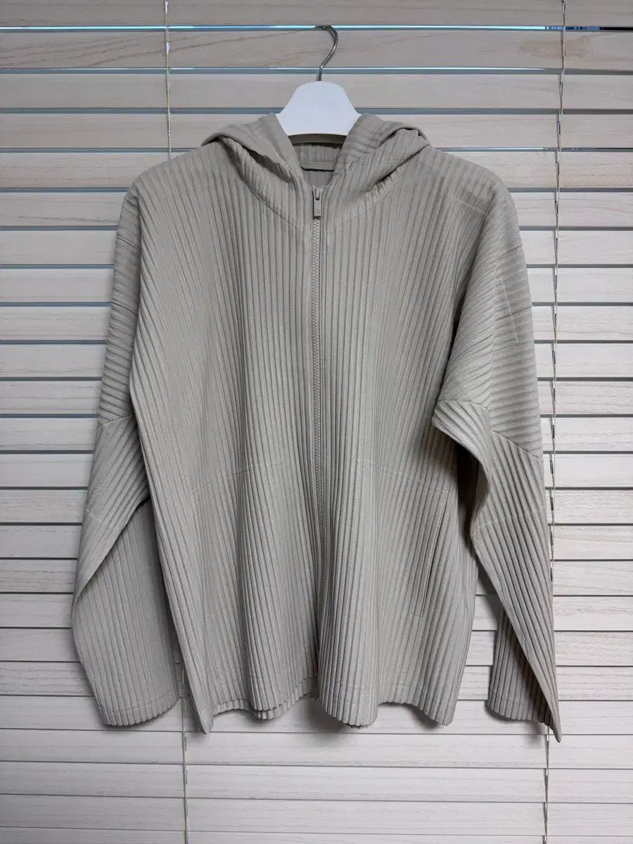 オムプリッセ フーデッドジップアップ (アイボリー) / イッセイミヤケ