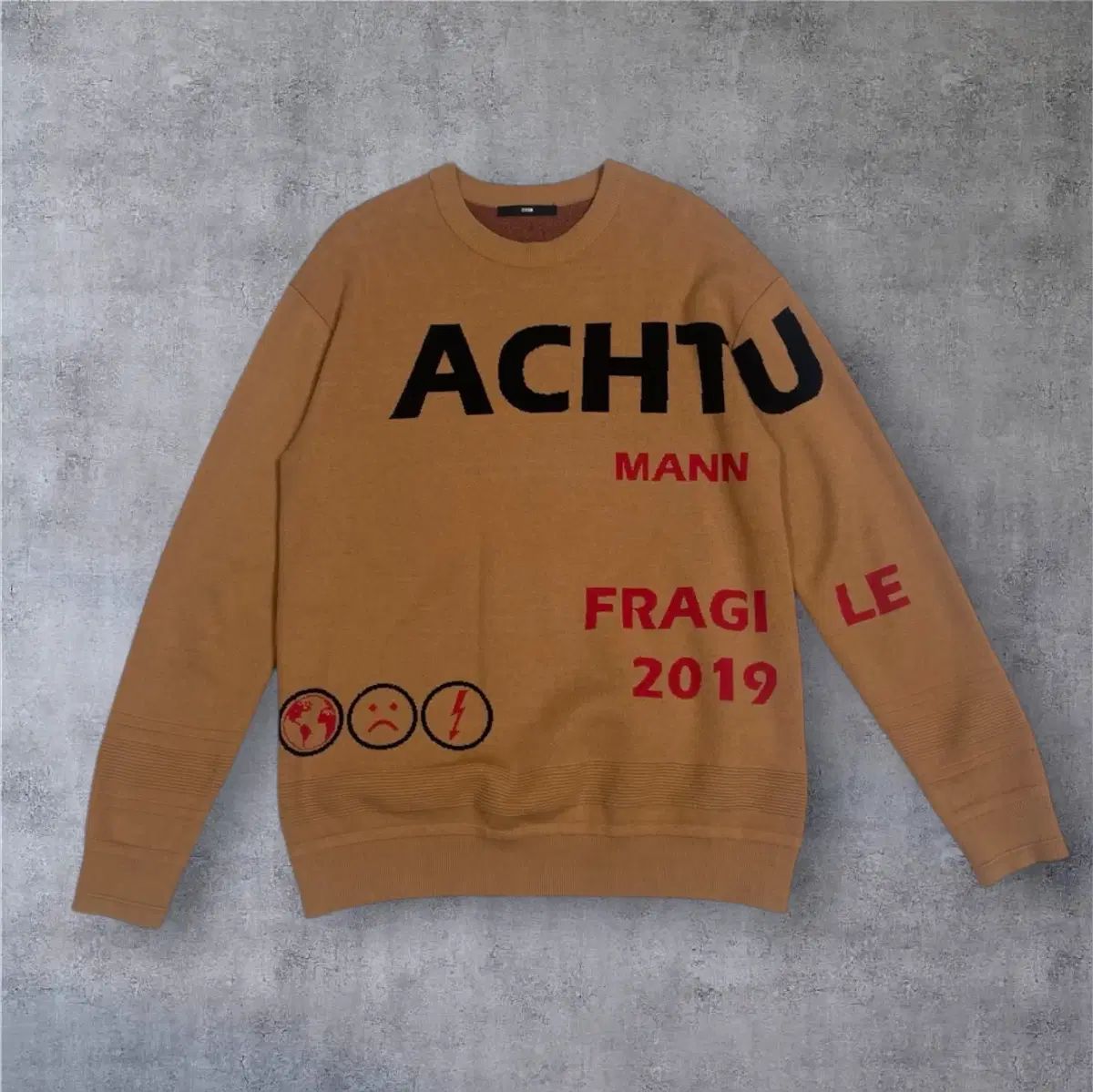 The SYSTEM キャメルブラウン レタリング ジャカード ニット 100