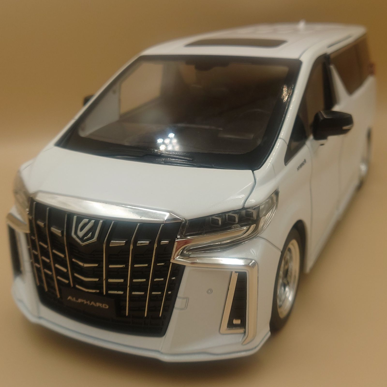 1/18 トヨタ アルファード ホワイト サウンド＆ライト ダイキャスト製