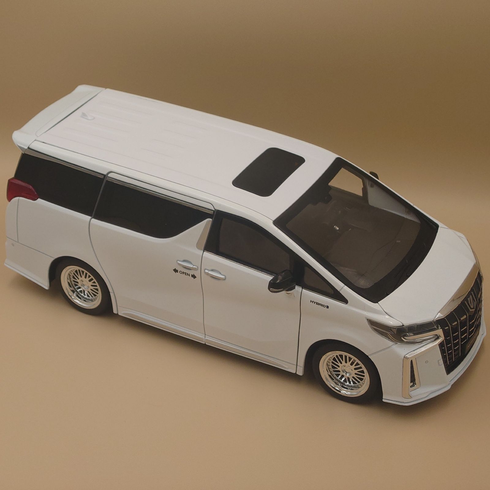 1/18 トヨタ アルファード ホワイト サウンド＆ライト ダイキャストミニカー 1/18 トヨタ アルファード ホワイト サウンド＆ライト ダイキャスト製