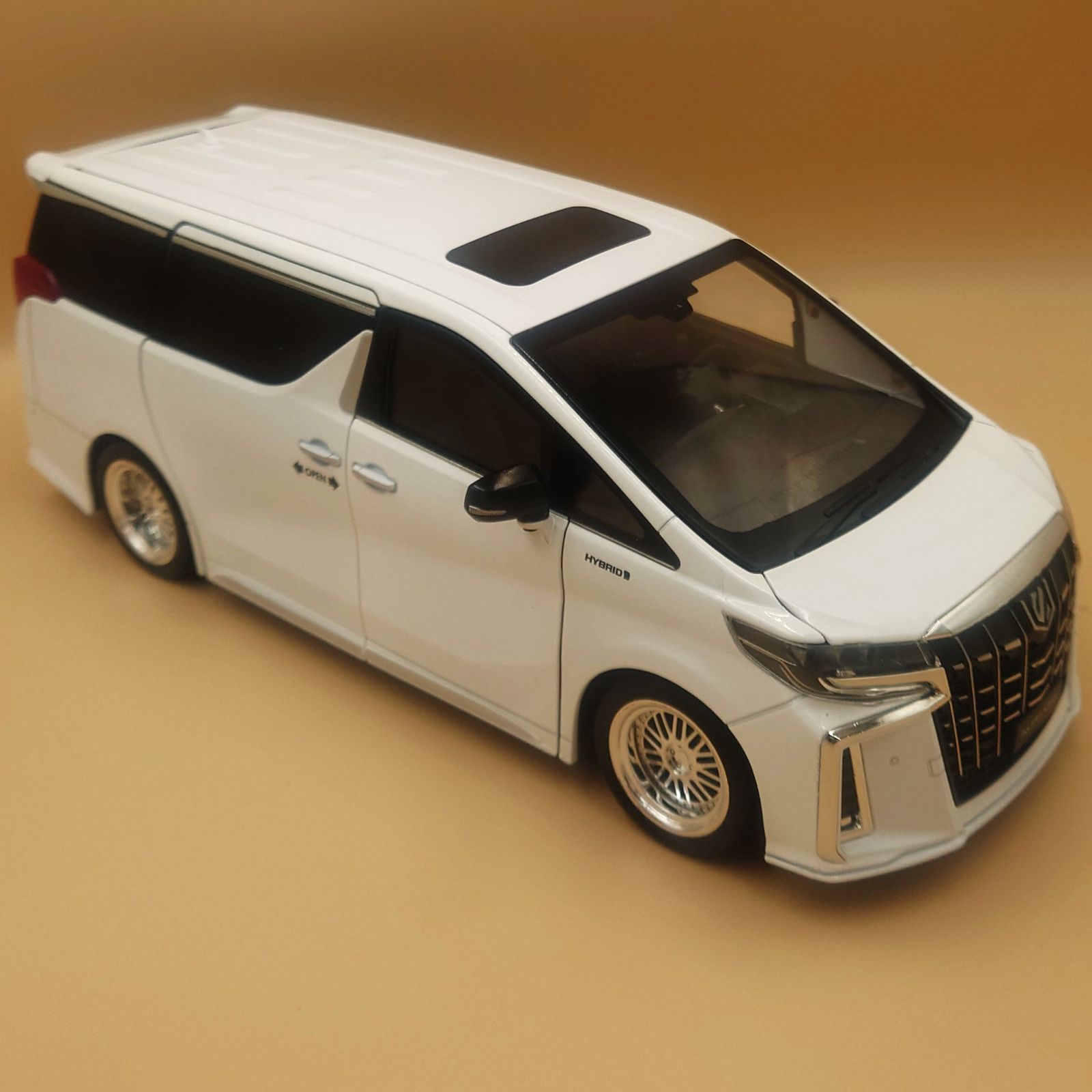 1/18 トヨタ アルファード ホワイト サウンド＆ライト ダイキャスト製
