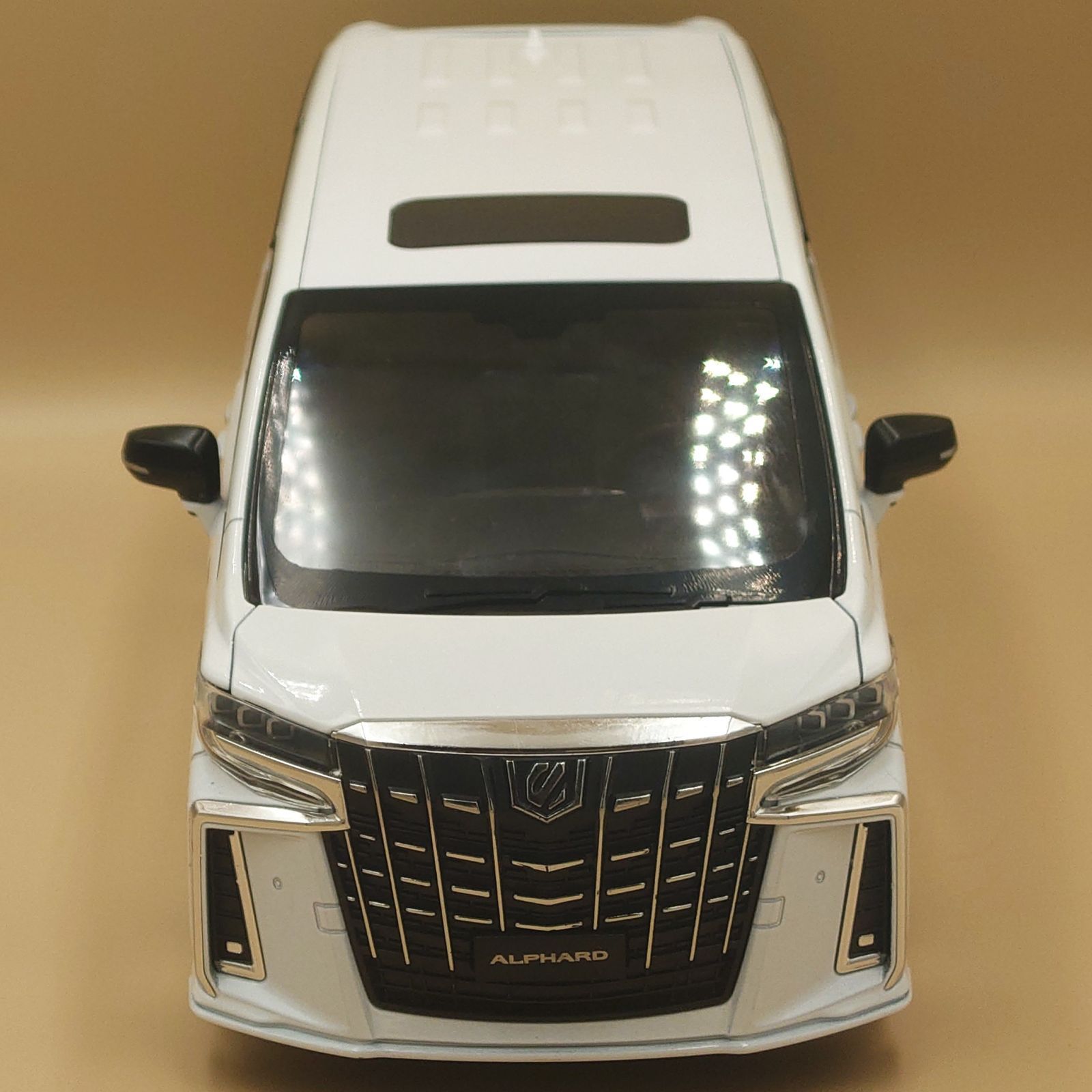 1/18 トヨタ アルファード ホワイト サウンド＆ライト ダイキャスト製