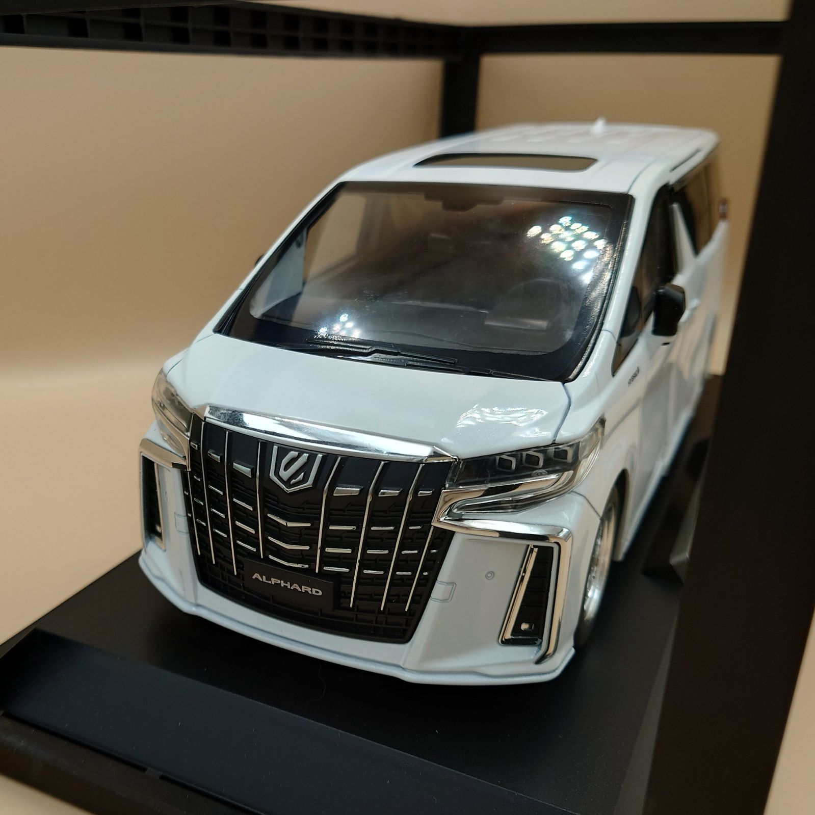 1/18 トヨタ アルファード ホワイト サウンド＆ライト ダイキャスト製