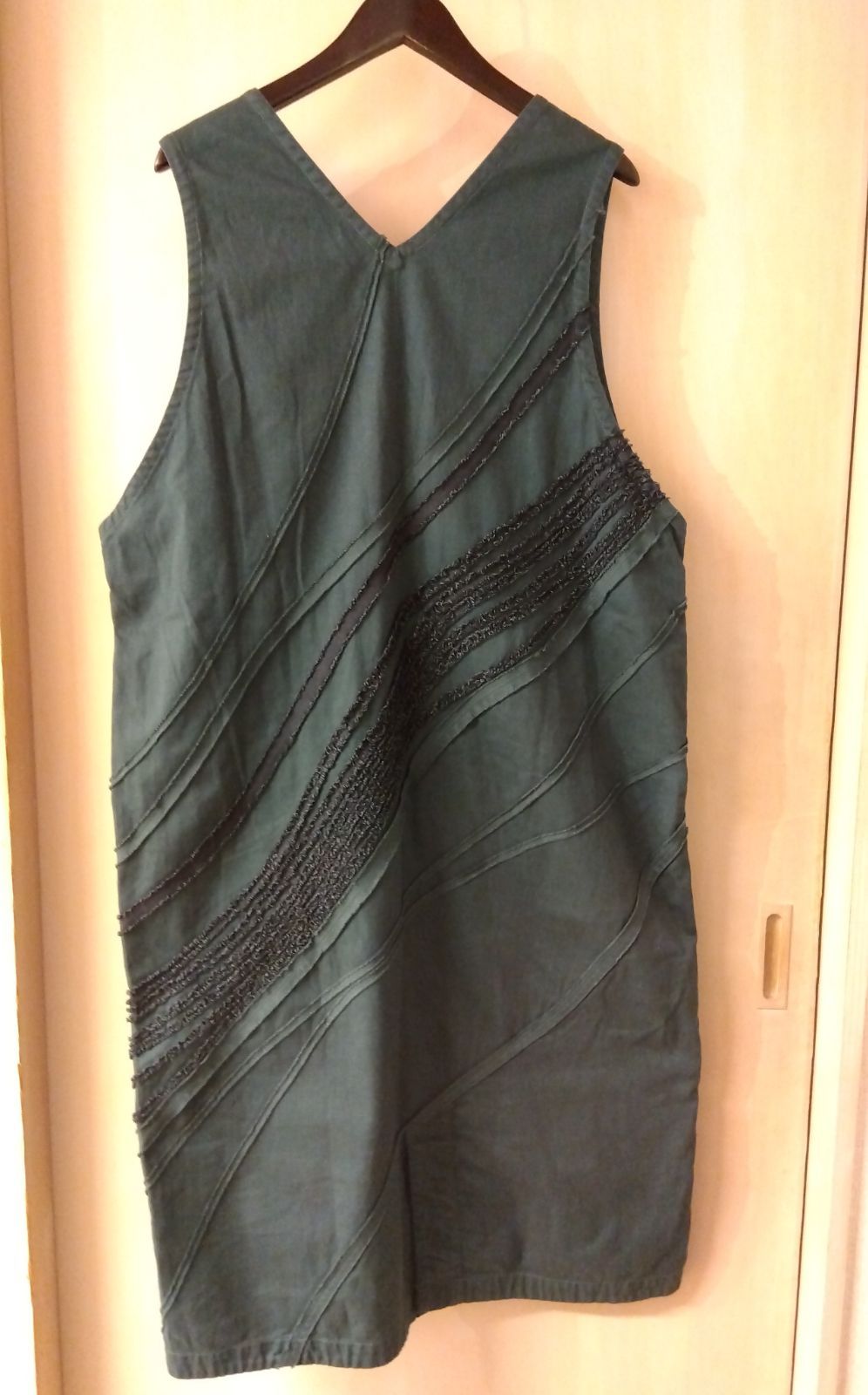 M 24 ヤッコマリカルド ステッチがお洒落なロングジャンパースカート コットン100％ ニュアンスグリーン ゆったりデザイン 大人おしゃれ♪