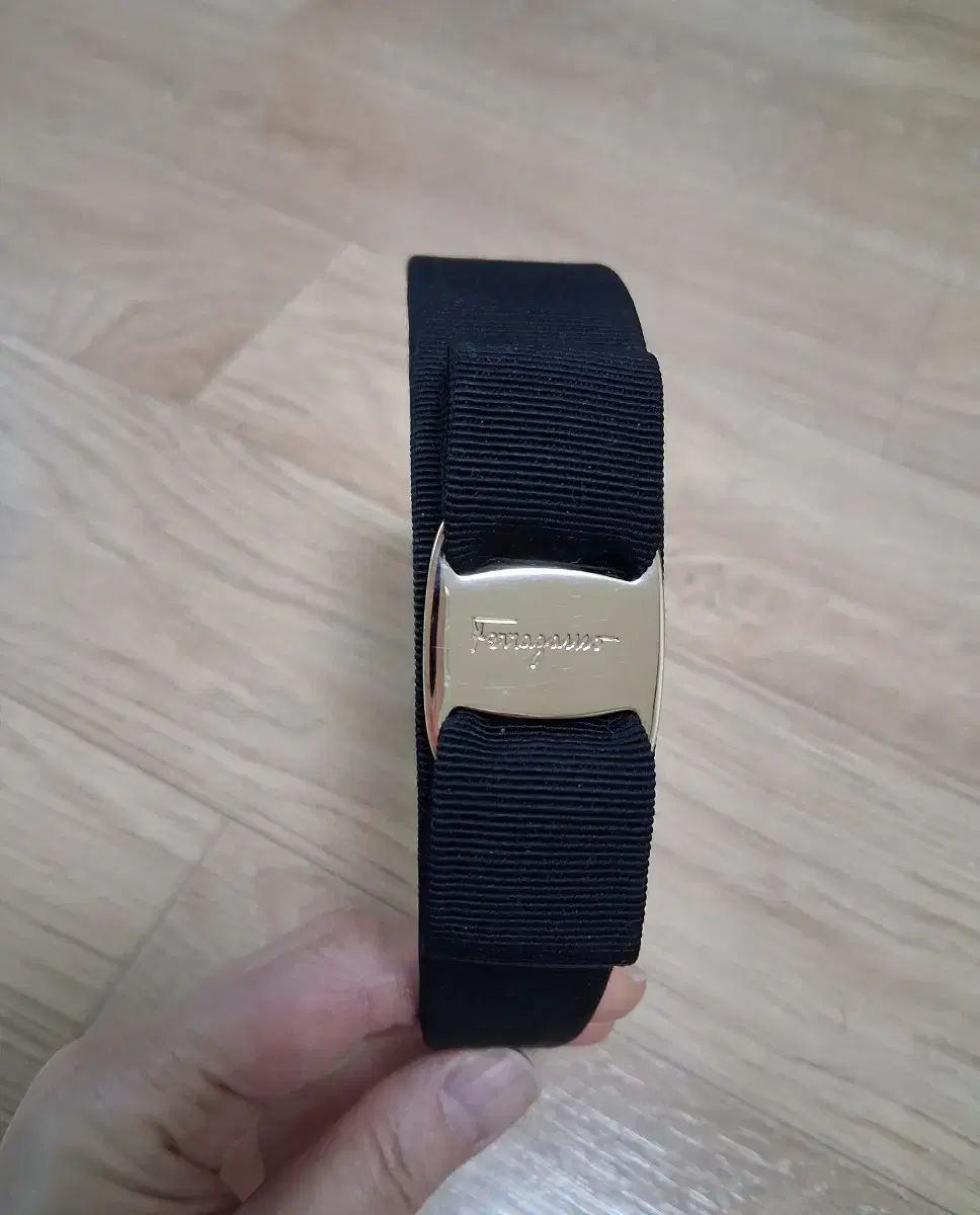 フェラガモ ヴァラ ゴールド ブラック ヘアバンド カチューシャ