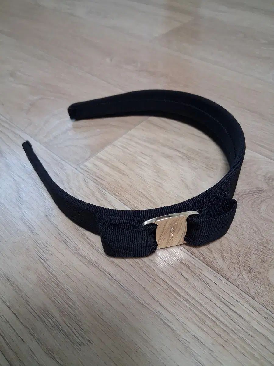 フェラガモ ヴァラ ゴールド ブラック ヘアバンド カチューシャ