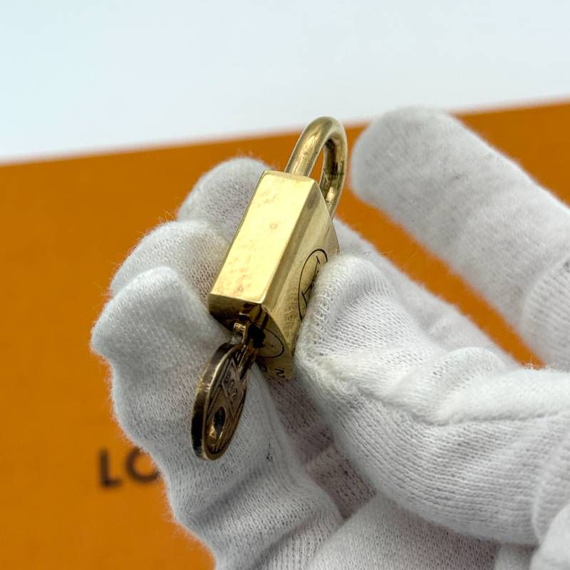 LOUIS VUITTON 南京錠 鍵 キー 5個セット ルイヴィトン パドロック キー 南京錠 鍵付き カデナ 5個セット