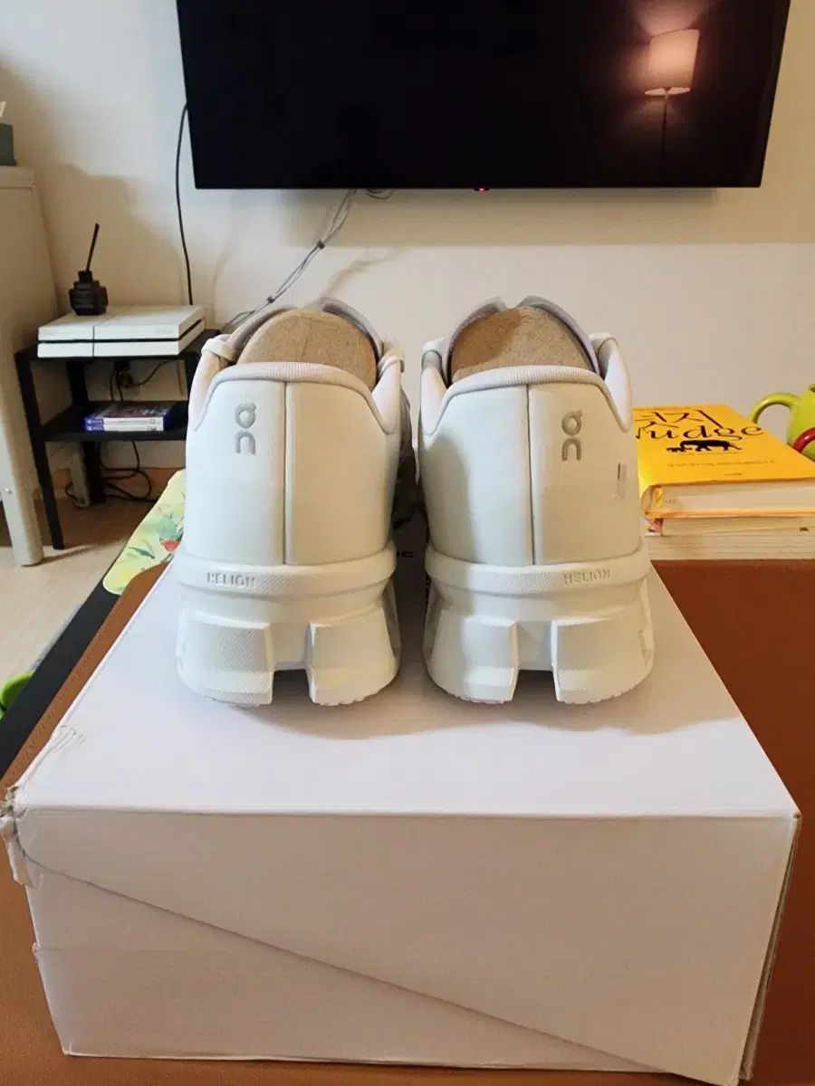  オン ランニング パフ クラウド MONSTER Vapor プロスト 270 スニーカー 靴