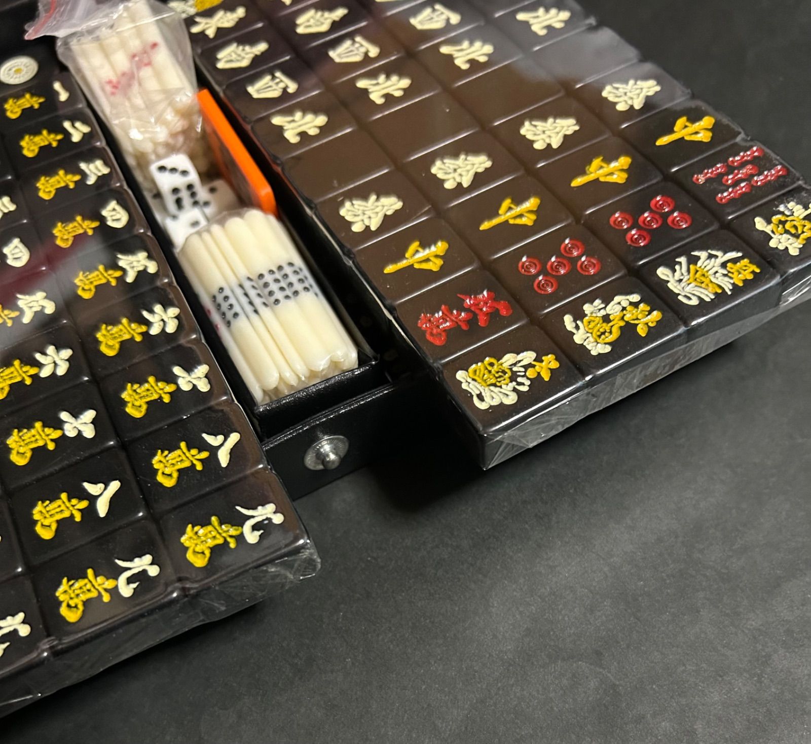 麻雀牌セット モノグラムデザイン レア ルイヴィトンがトランク仕様のケースに収納できる麻雀セットをリリース