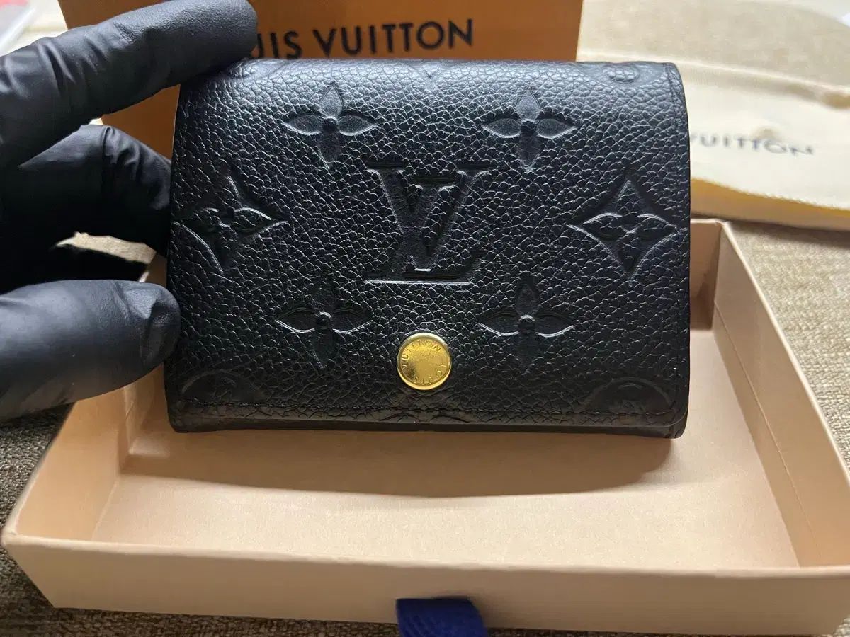S級| | Louis Vuitton ルイヴィトン エンボス 二つ折り財布