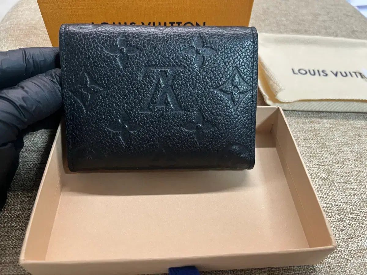 S級| | Louis Vuitton ルイヴィトン エンボス 二つ折り財布
