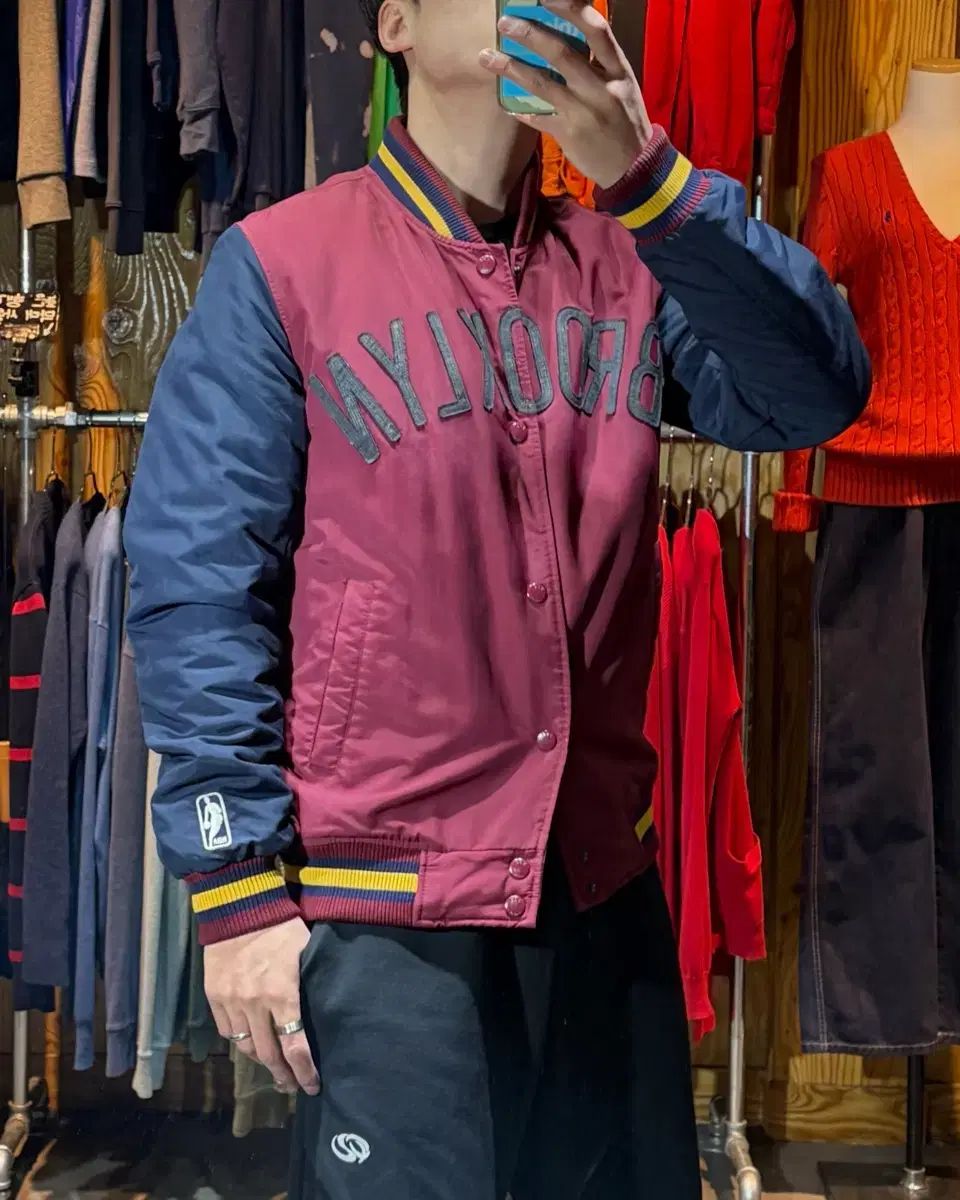 L NBA ブルックリン レタリング バーガンディ ナイロン スタジャン