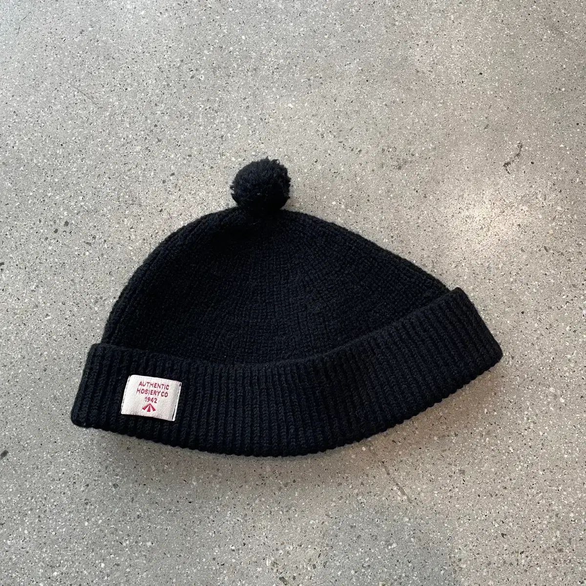 ナイジェル カーボン ポンポン ショート ビーニー made in Scotland ブラック