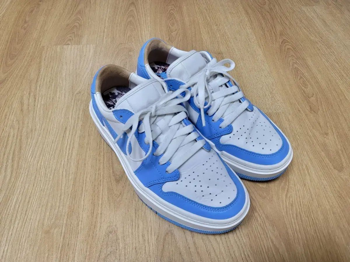 ナイキ エアジョーダン 1 ユニバーシティ ブルー 240