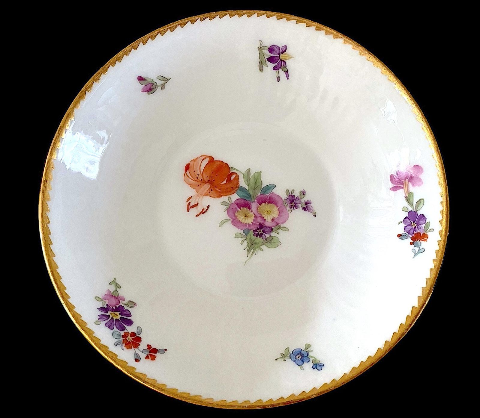 美品✨レア✨ロイヤルコペンハーゲン　サクソンフラワー 透かし プレート 皿 花 ロイヤルコペンハーゲン フルサクソンフラワー ゴールドアクセント