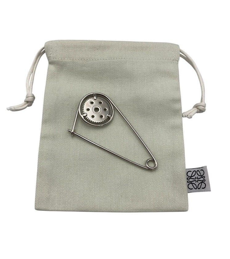 【専用】LOEWE (ロエベ) メカノピン　アナグラム ロゴ チャーム ブローチ 専用】LOEWE (ロエベ) メカノピン アナグラム ロゴ チャーム ブローチ
