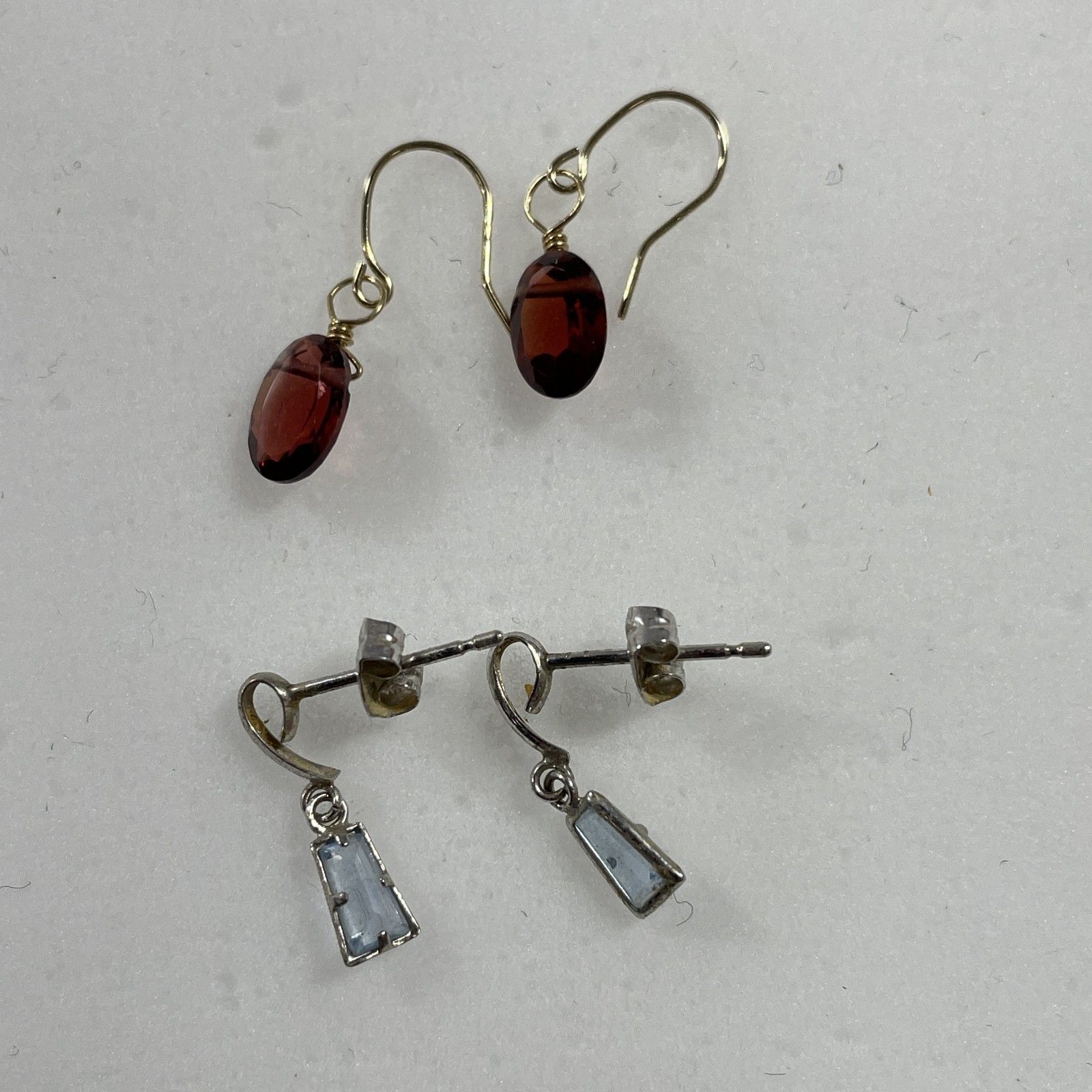 ☆ K10/K14WG刻印 ゴールド 両耳ピアス 赤石ゴールド ライトブルー石