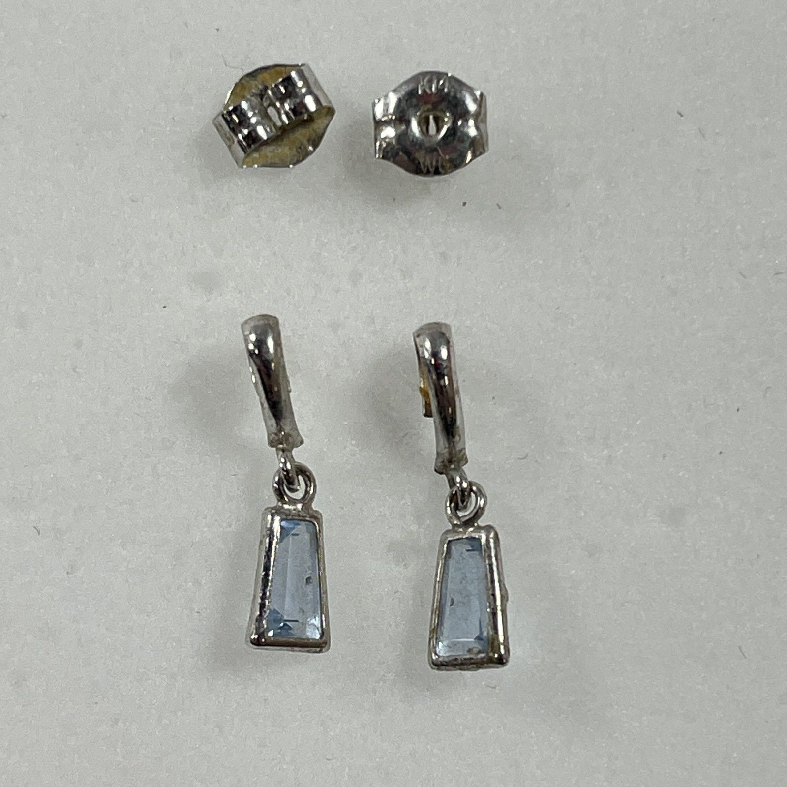 ☆ K10/K14WG刻印 ゴールド 両耳ピアス 赤石ゴールド ライトブルー石