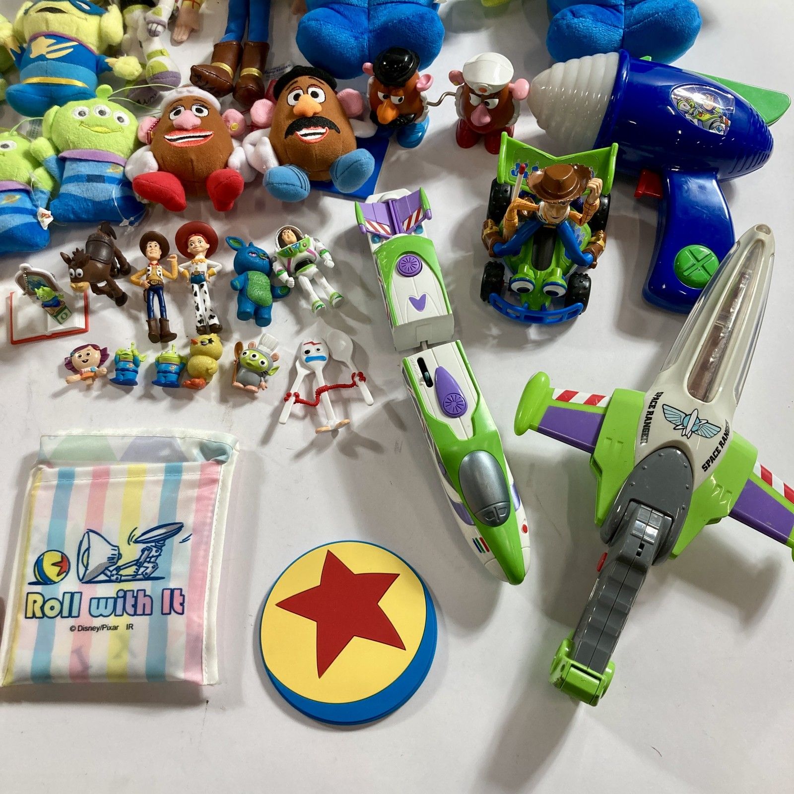  トイストーリー グッズ 52点 まとめ商品 おもちゃ ぬいぐるみ キーホルダー エコバック 等 ウッディー バズ グリーメン 5 6 kg その他 キャラクターグッズ