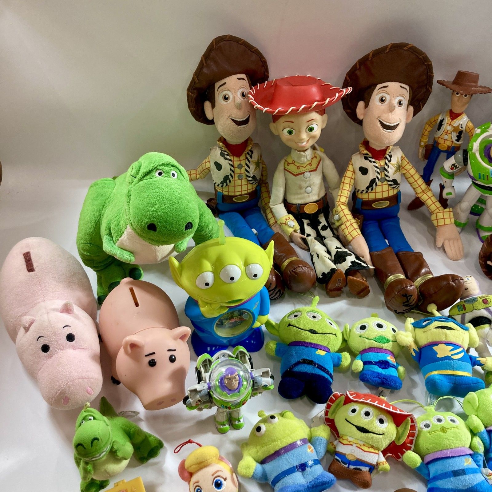 トイストーリー グッズ 52点 まとめ商品 おもちゃ ぬいぐるみ キーホルダー エコバック 等 ウッディー バズ グリーメン 5 6 kg