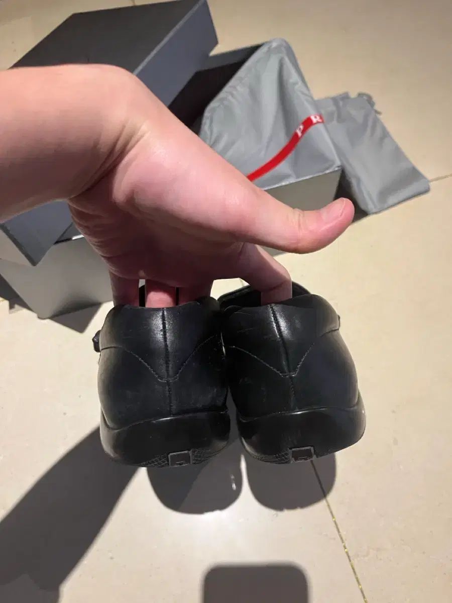 プラダ スポーツ メタル バックル ローファー