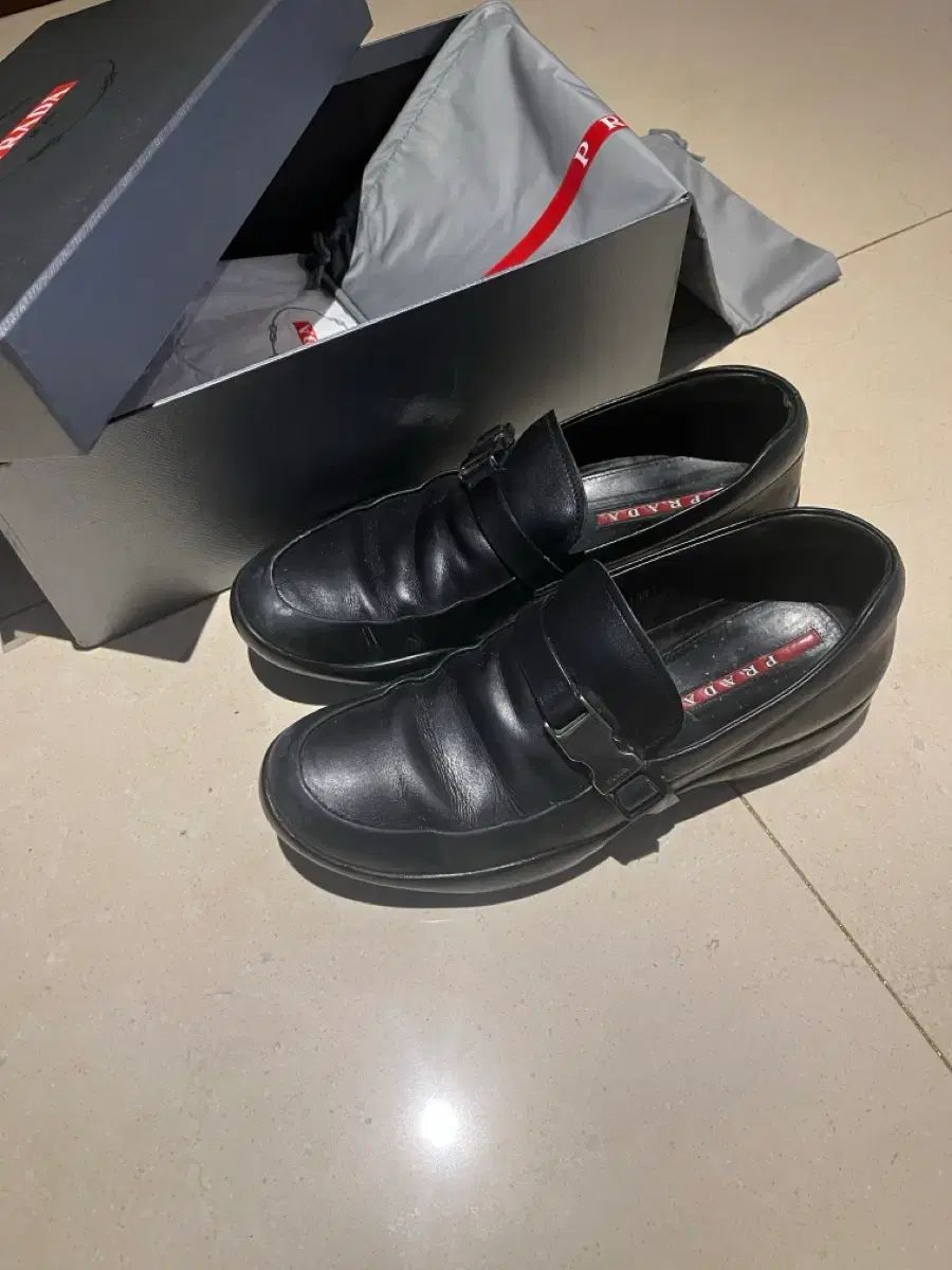 プラダ スポーツ メタル バックル ローファー