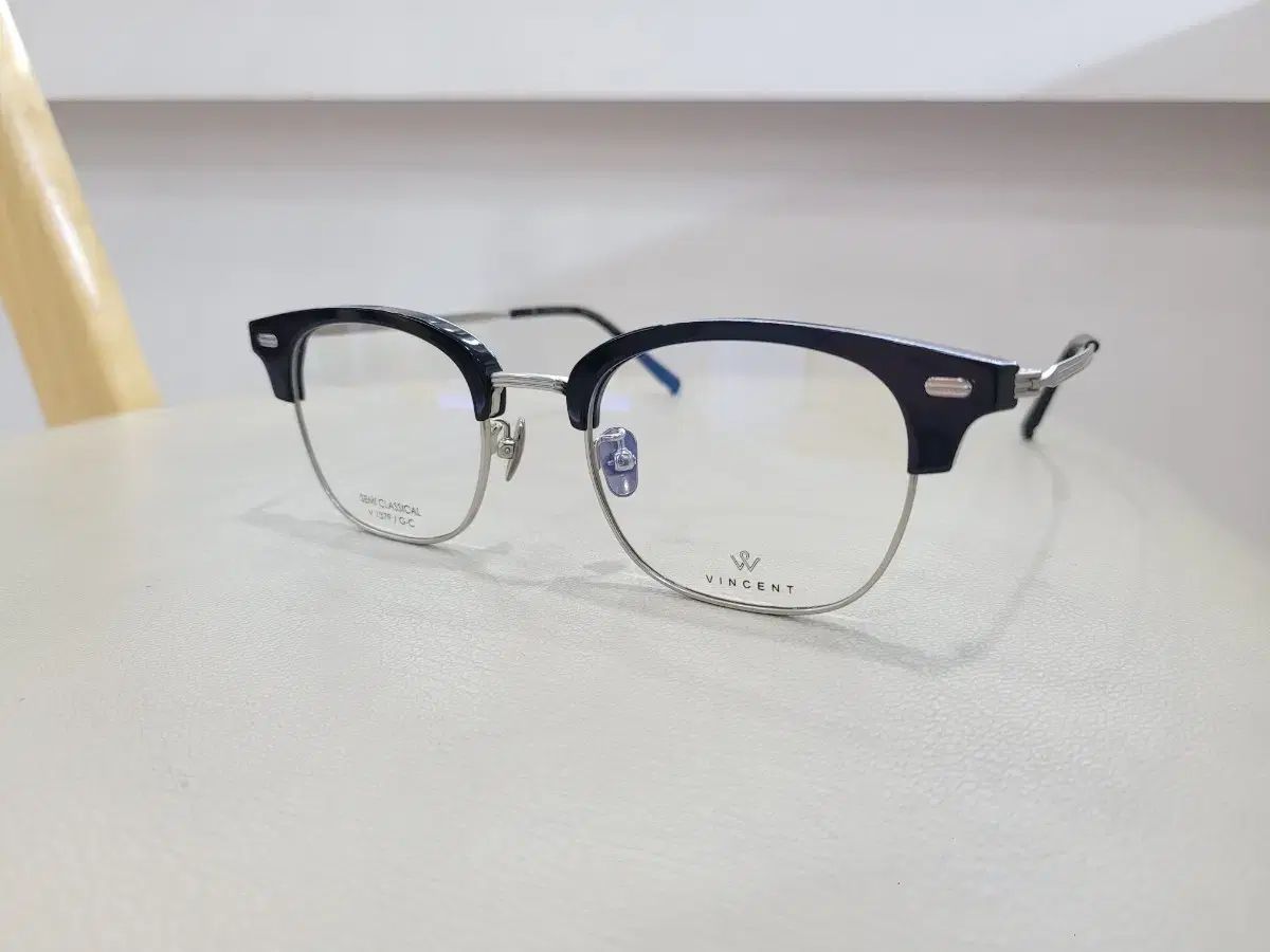 シルバーブローフレーム