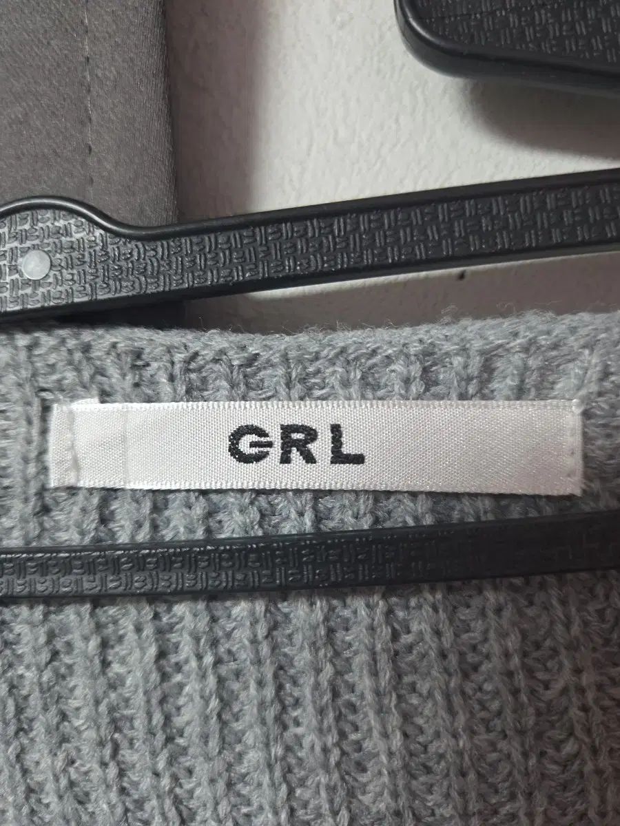 GRL（グレイル）の「ウエストリボンスカラップVネックグレンチェックワンピース（ワンピース）」 - WEAR GRL 華奢フィット ウエストリボン結び Vネック ニット ONE PIECE