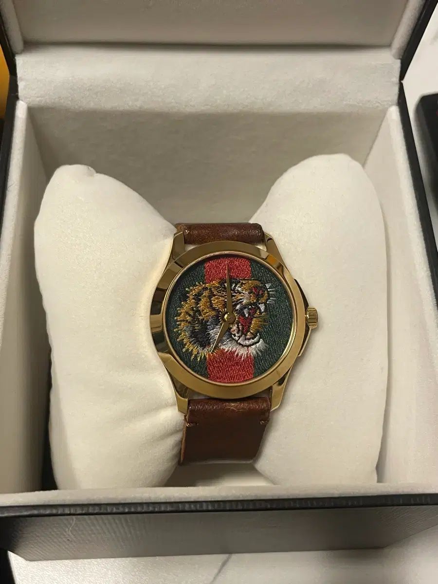 グッチ タイガー 刺繍 時計 ゴールド