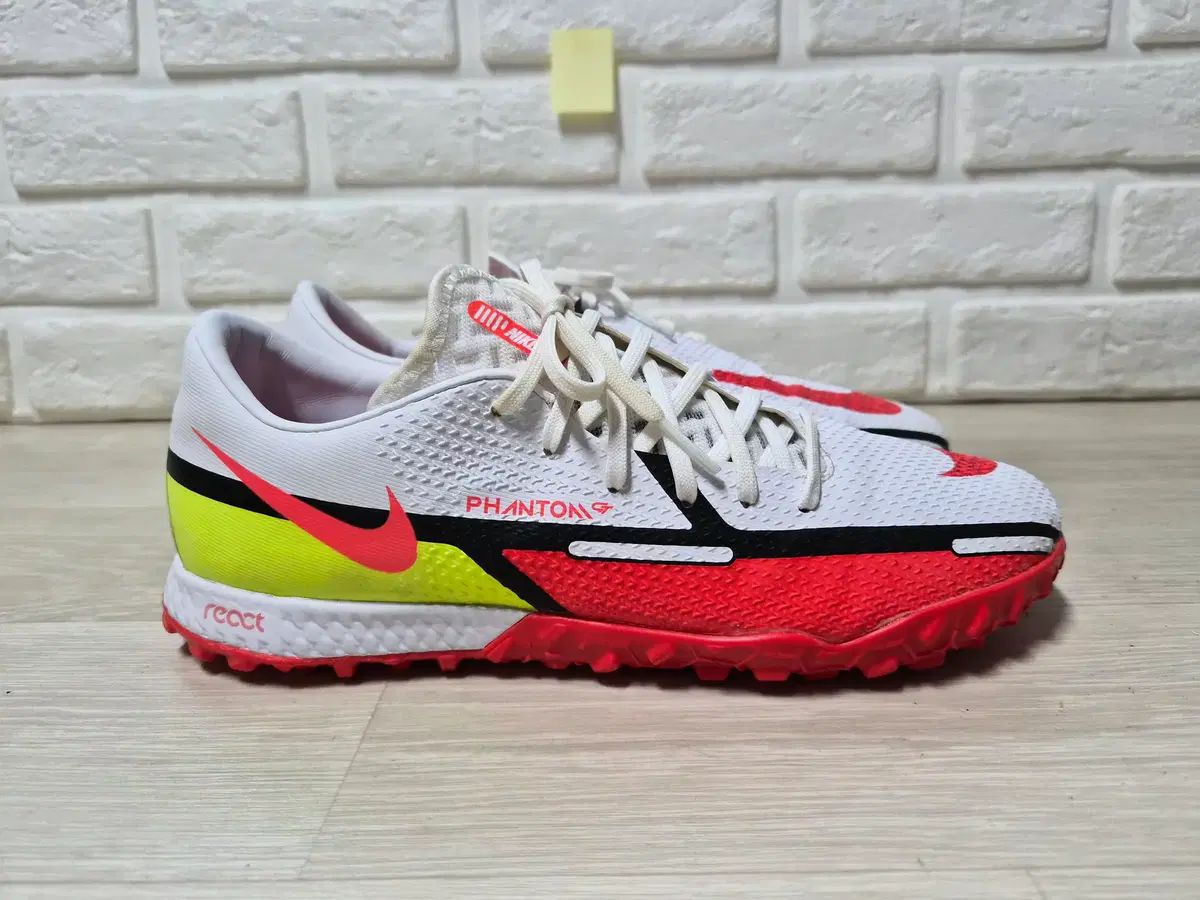 ナイキ リアクト ファントム GT2 プロ TF ホワイト×レッド フットサル NIKE ナイキ ファントム GT2 アカデミー TF(ホワイト×レッド) DC0803