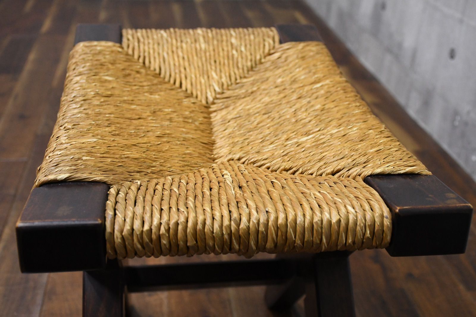 松本民芸家具 #514型 ラッシスツール② ミズメザクラ 水目桜 藺草 伝統工芸 楽天市場】松本民芸家具 #514型ラッシスツール 柳宗悦氏デザイン監修