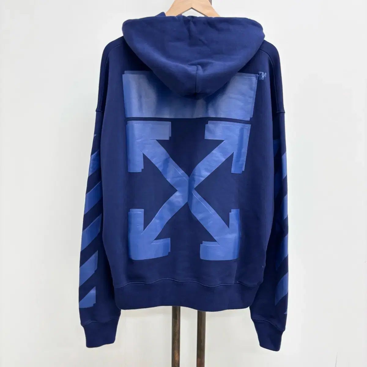 M オフホワイト アロー フーディー
