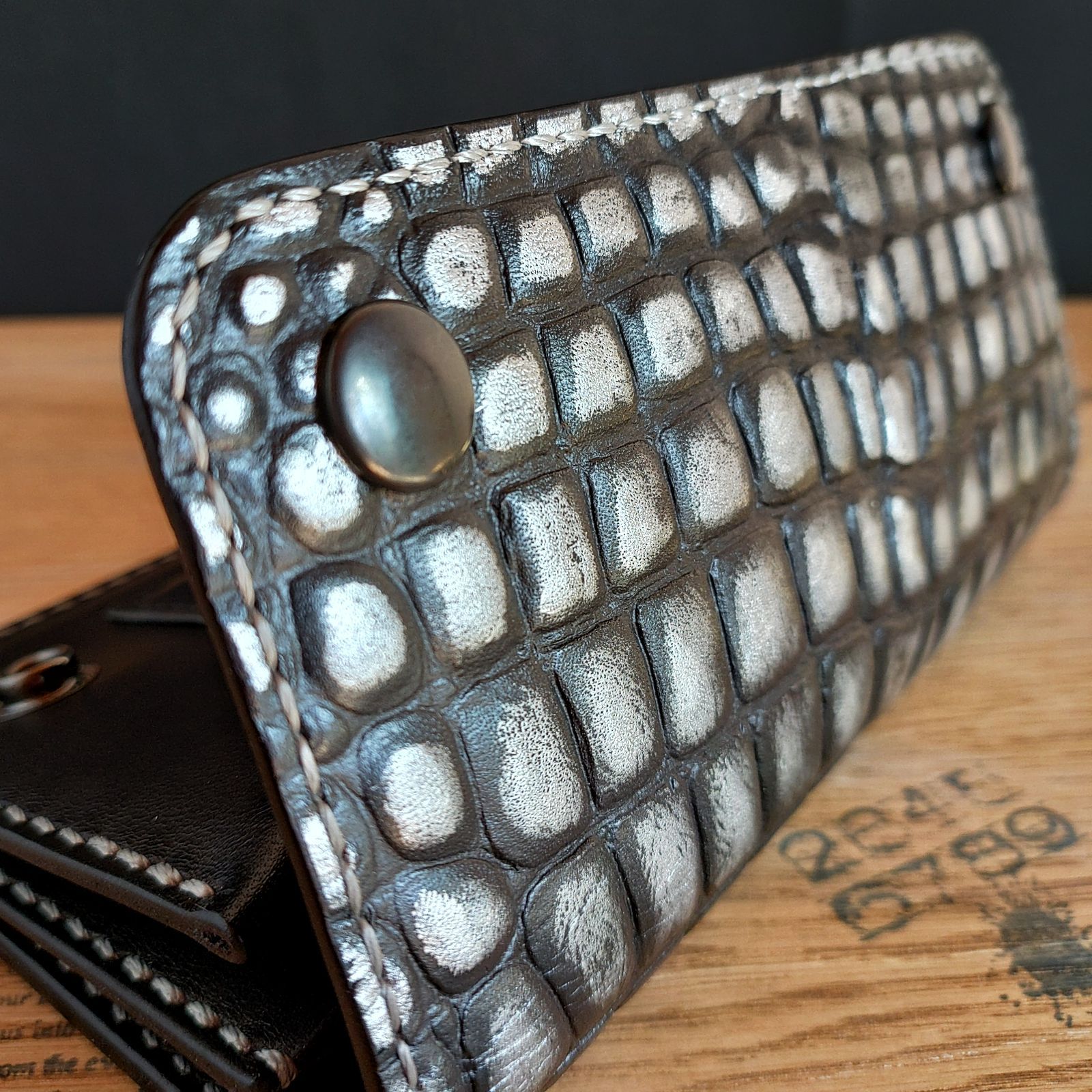 一点 姫路レザー牛革新背ワニ型押し ブラック✕パールシルバー トラッカーウォレット TW-01