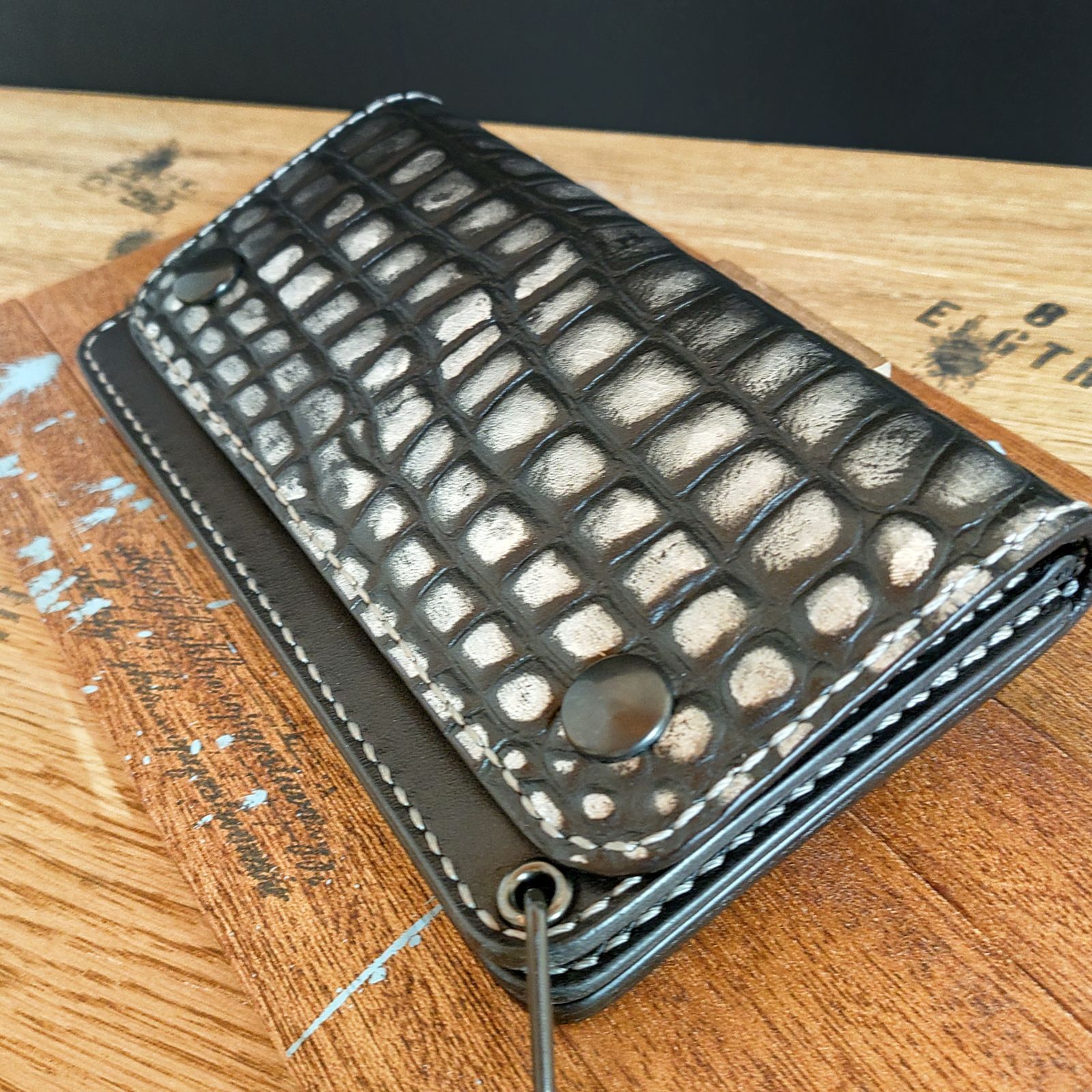 一点 姫路レザー牛革新背ワニ型押し ブラック✕パールシルバー トラッカーウォレット TW-01