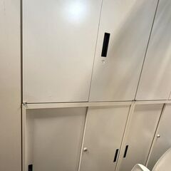 オカムラ スチールロッカー 鍵付き 4ドア 書庫 両開き 引戸 スチールキャビネットホワイト W 800 D 400 H 1855