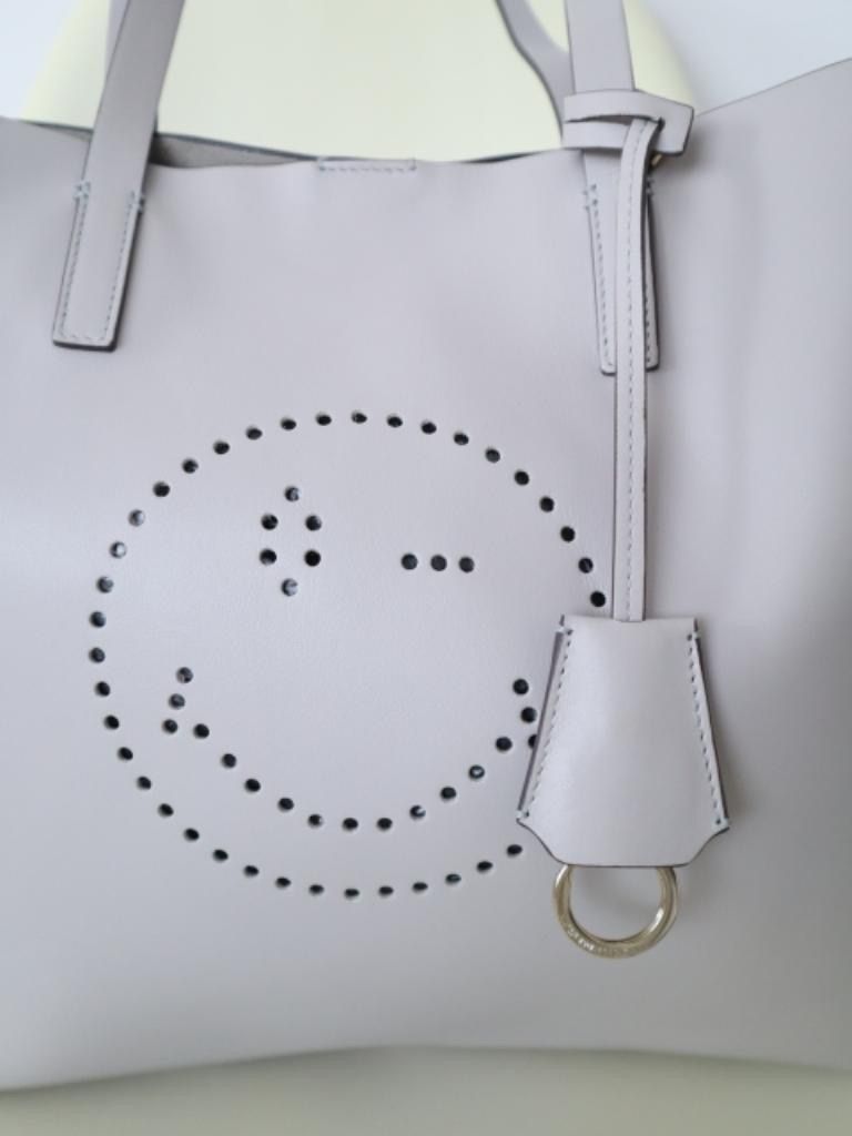 ☆Anya Hindmarch アニヤハインドマーチ パンチングスマイリー レザー