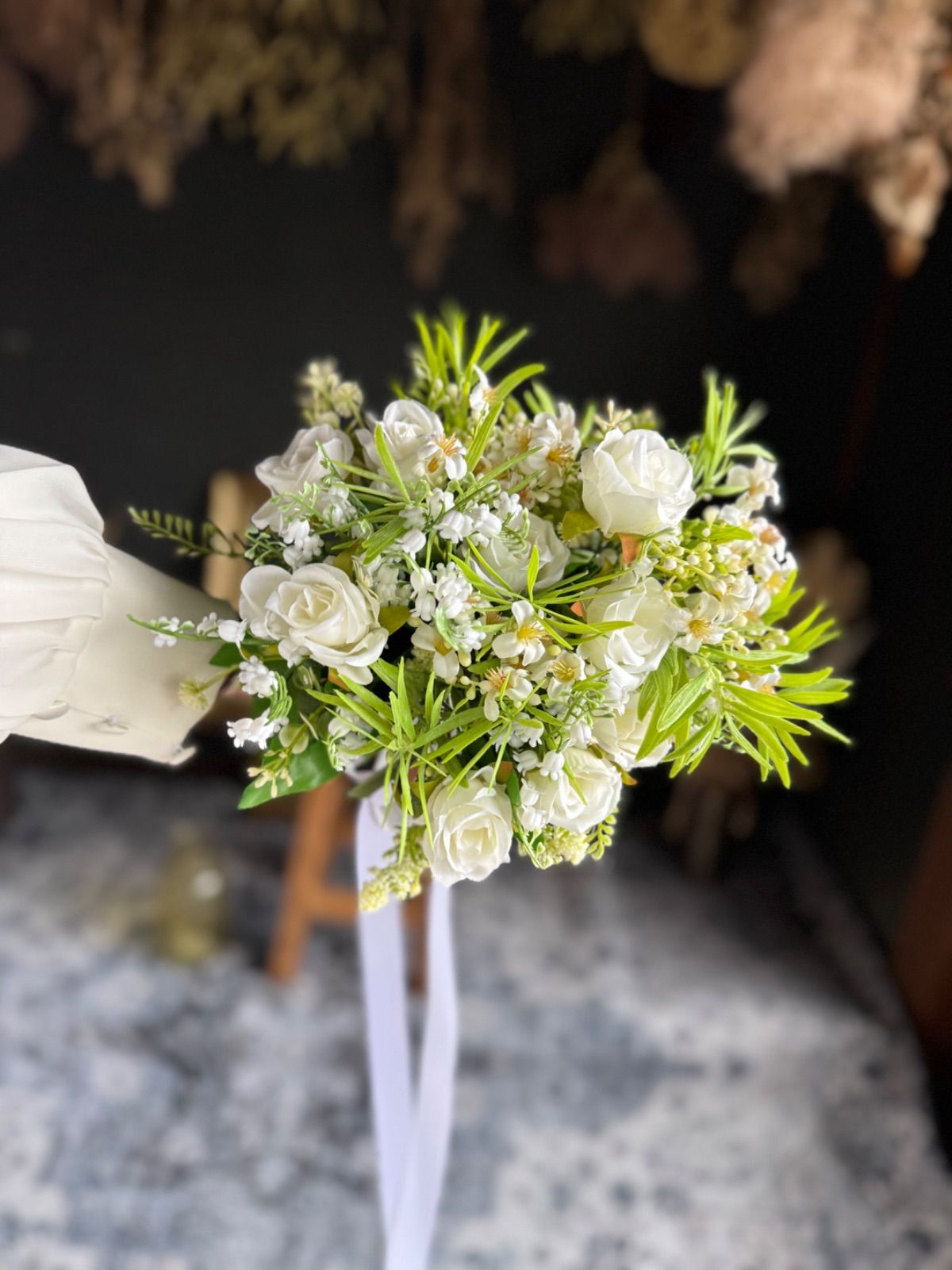 白×グリーンナチュラルクラッチブーケ ブートニア