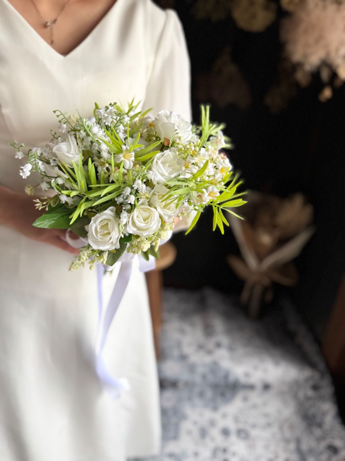 白×グリーンナチュラルクラッチブーケ ブートニア