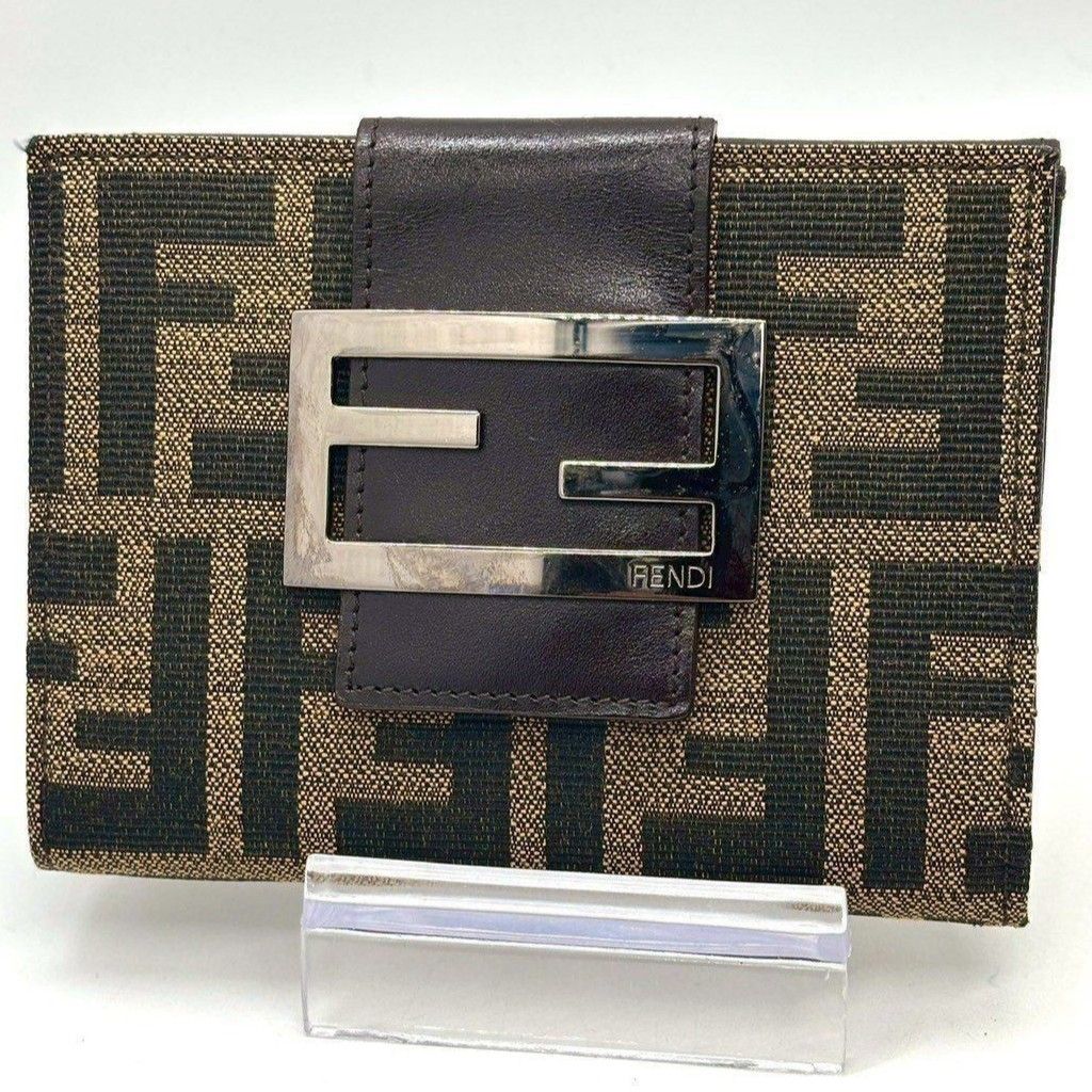 時代を超える象徴美✨ FENDI 二つ折り財布 ズッカ柄 バケット金具 W